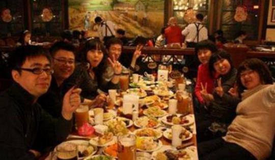 日本人聚餐、中国人聚餐、印度人聚餐，网友：差别不是一点点！