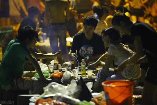 开烧烤店却不收一分钱？重庆小伙年赚250万的套路有点深