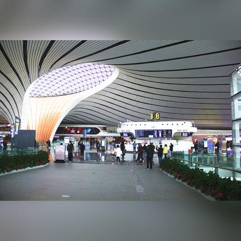 凤凰国际旁边是什么山？