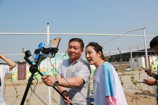 曹妃甸区桃萄水镇首届网络直播助农文化节火力全开助三农