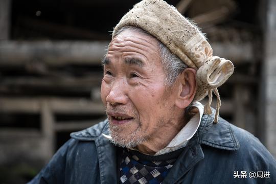 两个儿子在煤窑事故中遇难，老人耕地养牛将两个孙子培养成大学生