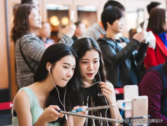 2019抖音让餐饮品牌更红火？跟海底捞、星巴克学习营销正确姿势