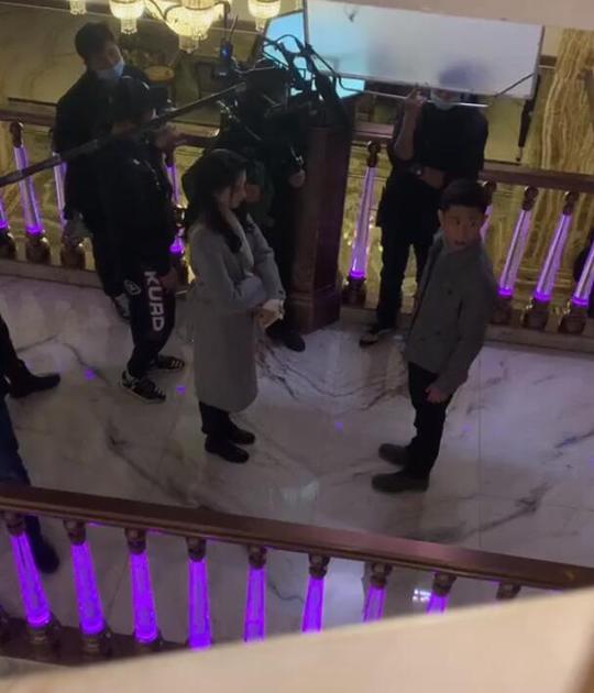 关晓彤张一山现身商场拍戏，前一秒吵架，喊停后二人冷脸互不理睬