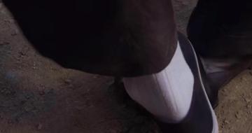 踩一踩我踩一下踩你脚表情包