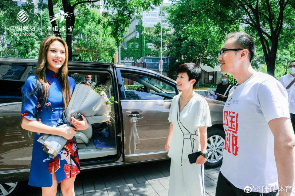 谷爱凌穿红旗袍演讲图片