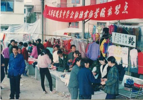 温州老板8000元起家，靠山寨肯德基狂赚23亿！如今早已上市
