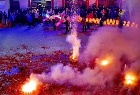 除夕祭祖祭祀祖先是除夕的第一件大事，都会在家中摆上丰厚的饭菜