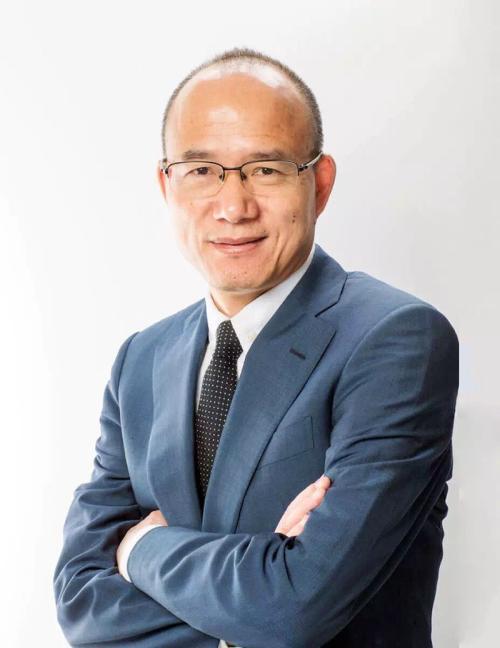 农村小伙用4万赚到400亿，跻身胡润富豪榜，还娶了著名女主持为妻