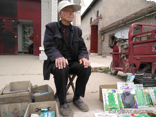 乡村集上83岁老人摆杂货摊，一集挣2元，老人：拾一个算一个