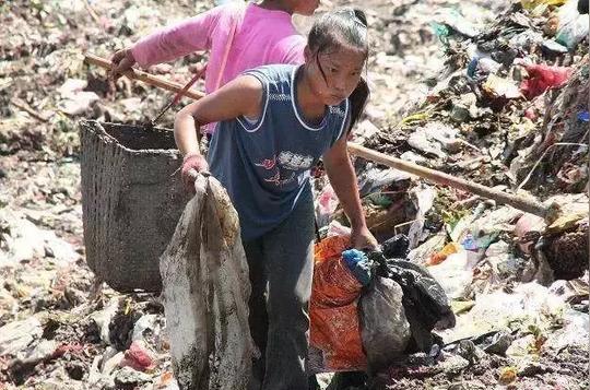 中国600万+拾荒者实实在在做着垃圾分类的活儿