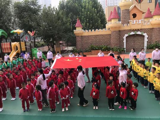 “五星红旗飘起来”——小朋友们这样迎国庆