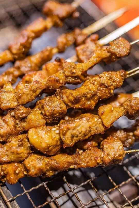 夜市摆摊卖得超火爆的羊肉串，想做生意的朋友记得收藏