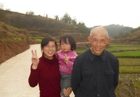 儿子每月给母亲寄一万，生意失败没钱，父亲冲上门打了他一耳光