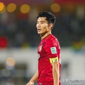 足球孩子怎么踢高球