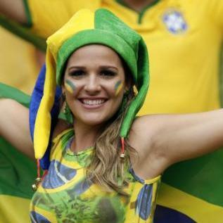 足球比赛屏幕情侣接吻的长尾关键词有哪些