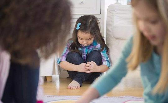 女儿幼儿园被孤立，家长责怪老师，老师：穿成这样，谁敢跟她玩