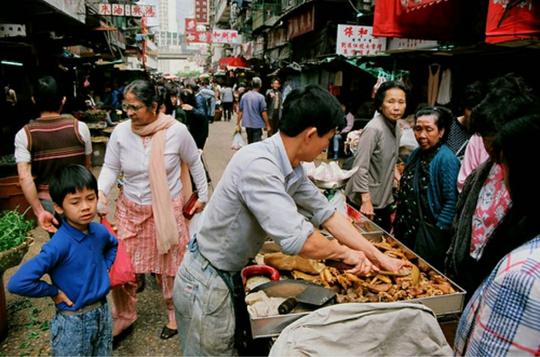 80年代的香港菜市场：地摊卖肉，印度人也爱逛