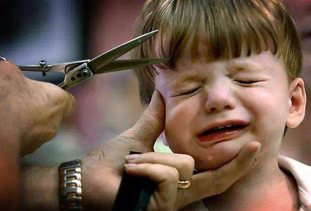 小孩子剪头发哭的图片图片