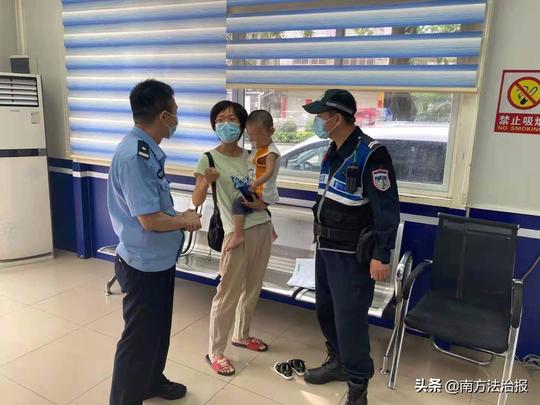 女子遭遇冒充公检法诈骗偶遇民警执勤及时识破骗局