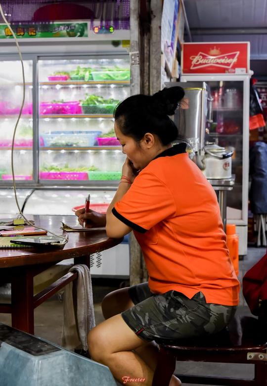 令资深食客魂牵梦萦的琼中电煲焗鸡终于海口开店，你不想尝尝吗
