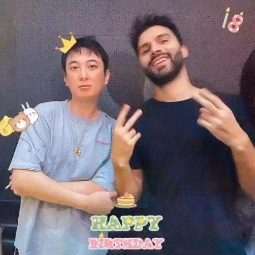 王思聪泡温泉吃醉鹅，穿大裤衩配拖鞋，与路人合影超配合