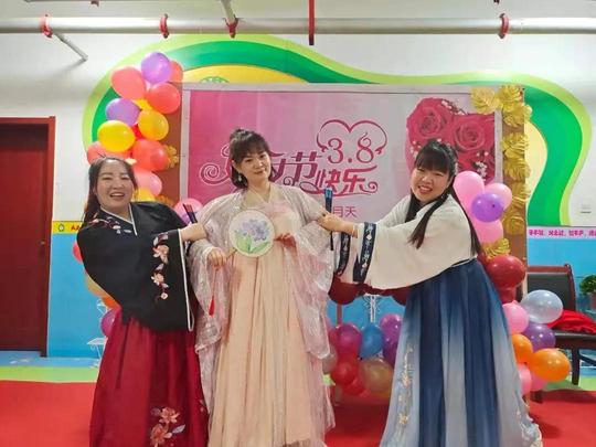 韩原姐妹庆三八唱响美丽巾帼颂（图）