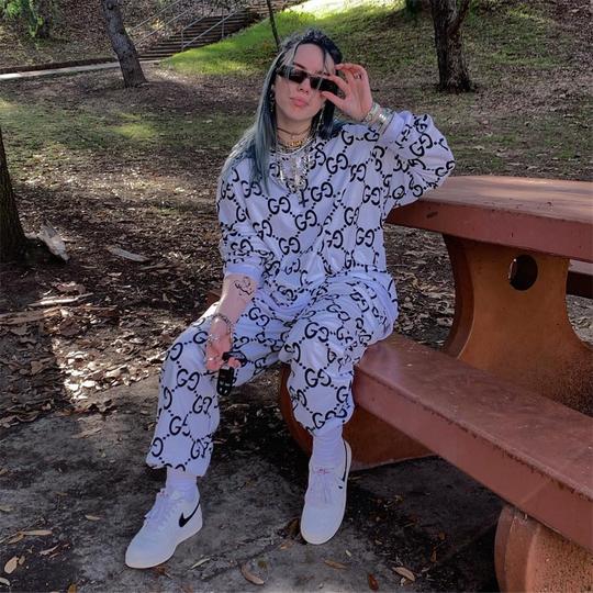 下一个ladygaga？00后“怪奇少女”新歌秒登榜首，她还是比伯粉丝