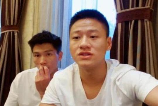 斗鱼4位大主播一起直播摆摊，东西摆在跑车上，一晚上生意惨淡