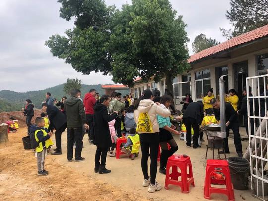 龙南一群萌娃走进脐橙园，摘脐橙、挖土种菜、捡鸡蛋