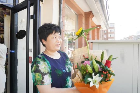 走出高考考场，她被父亲一把抱住“举高高”！实拍通州今天“花式接考”，各种兴奋、温馨
