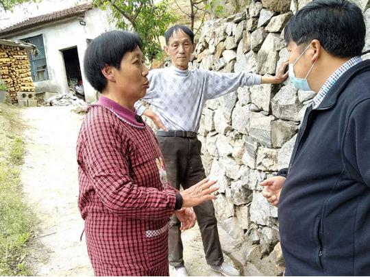 湖北英山县雷店镇五一中心小学教师用爱点亮学生的心灵