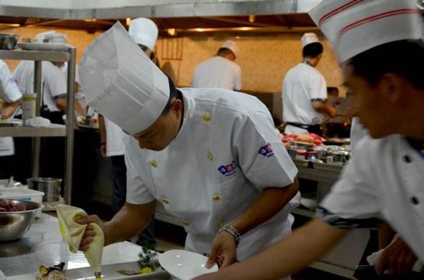 为什么厨师会做美食（为什么饭店厨师使用的铁锅）