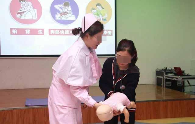 宝宝吃坚果卡在喉咙里怎么办