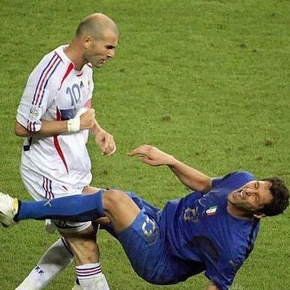 斜视足球运动员叫啥的长尾关键词有哪些