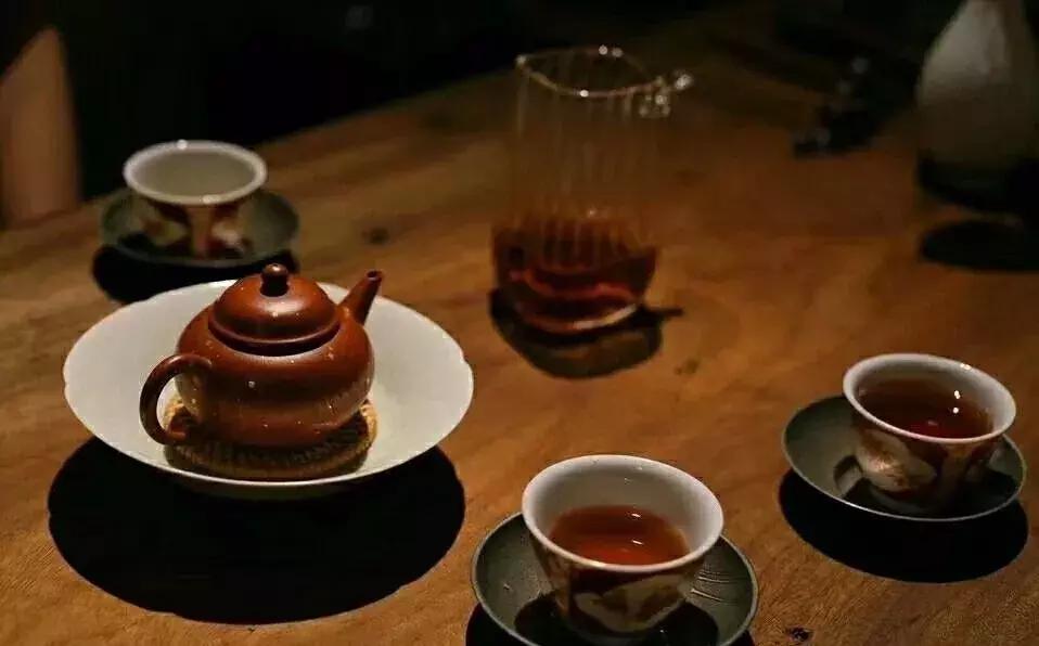 瓷器茶壶古董怎么鉴定好坏（怎么检查烧水壶的底座是否好）