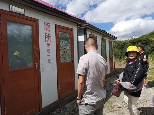 川西旅游最赚钱的竟是厕所，每人收费一元，还排起长队