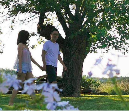 李嘉欣婚姻显甜蜜，昔日踩草坪散步，许晋亨走路还要跟老婆手牵手