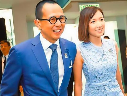 他是李嘉诚儿子，自主创业今成百亿富豪，谈12任女友却拒绝结婚