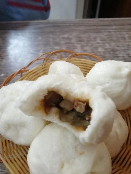 你们那里的早餐包子铺的生意咋样，包子馅都有哪些品种？