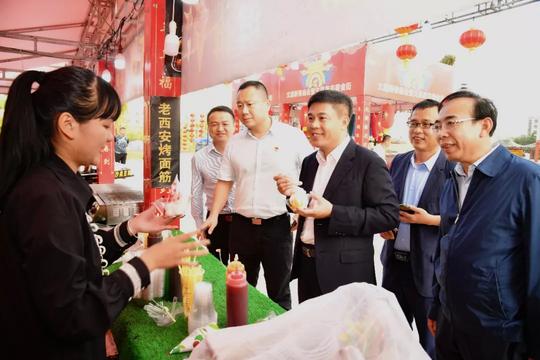 钟鸣明书记带队调研市融媒体中心、文城第一市场和夜市美食街