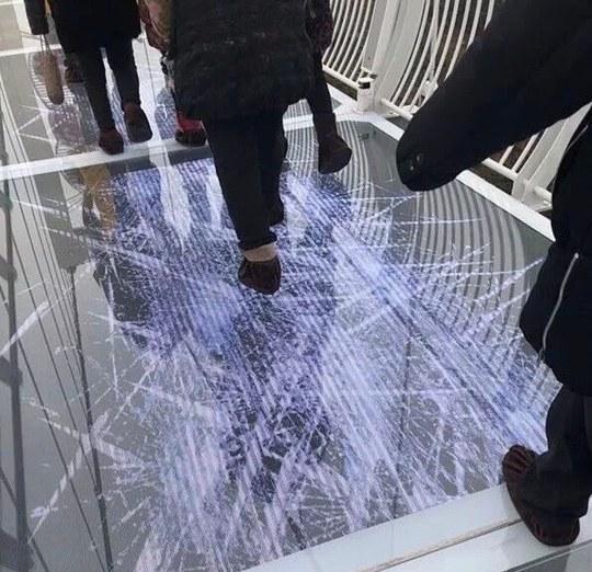新津首条玻璃滑道开始试运行！提供玻璃“破碎”等20种特效