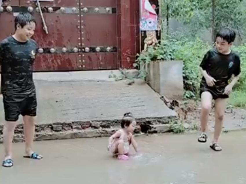 梦见自己掉水坑里了