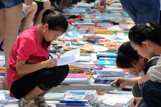 终于可以摆地摊了，普通人的创业致富到来了