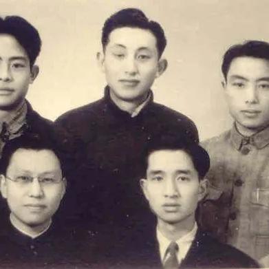 我想知道武汉都有哪些报纸卖？