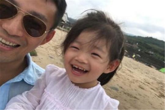 老公是个“女儿奴”是一种什么体验？宝妈：好像生了一个“情敌”