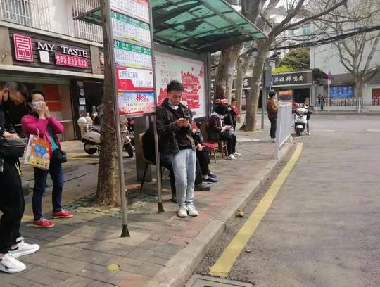 近十个！贵阳公交站前的这些“爱心座椅”，竟然是这样来的