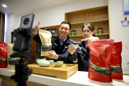 对口扶贫地区茶叶滞销，青岛这些警察直播带货，外贸公司找上门了