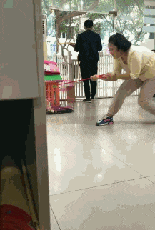 搞笑gif：美女你是这么做表情包的吗这么可爱！你们觉得呢？