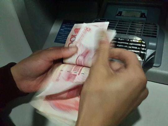 故事：小舅子结婚买房钱不够,我瞒着老婆借他十万,回家看到短信我痛哭