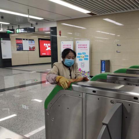 兰州城关区500余名保洁员为地铁出入口“洗脸”, 你怎么看？